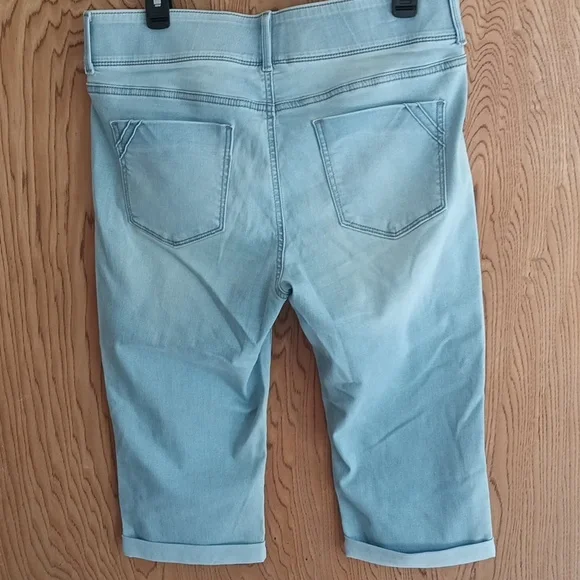 APT. 9 Women's blue/ white Capri jeans. - Picture 5 of 8